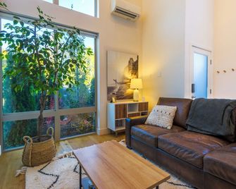Modern and Airy home near UW & Seattle Children’s - סיאטל - סלון