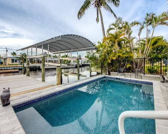 Gulf Hidden Jewel POOL Kayak bikes fish from dock - Matlacha - Pool