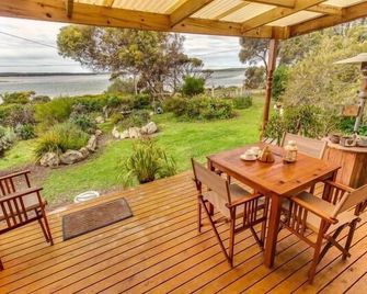 Pelican Cottage - Kingscote - Patio