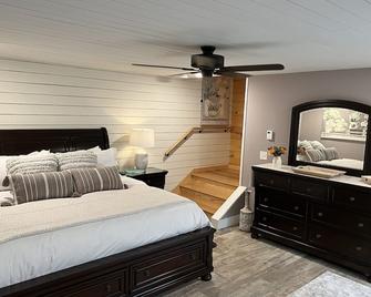 Charming Lodge with Tranquil Views - Milton - Bedroom