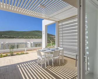 Stunning Capo Falcone Charming Apartments, 1 Bed Comfort Apt sleeps 4 with Child - Stintino - Balcón