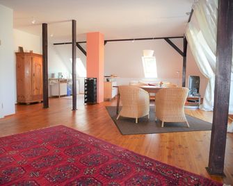 Ferienwohnung mit Flair - درسدين - غرفة طعام