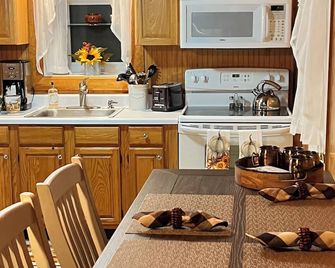 Small cozy cabin with grill & fire pit close to beaches, skiing, biking and URI. - South Kingstown - Cuisine