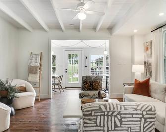 Luxury Farmhouse & Guesthouse / 6mil to The Square - Round Top - Living room