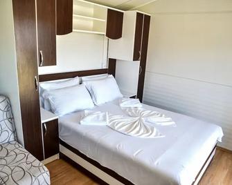 Mobile Homes Giovanni's beach Copacabana - Bregvija - Habitación