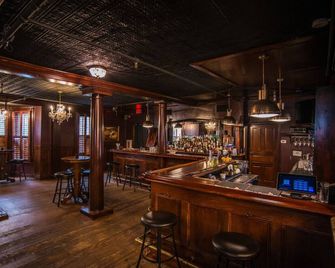 Deluxe Guestroom-2 Queens · The Jefferson Inn Rm. 12 - Southern Pines - Bar