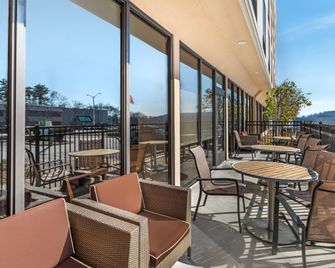 Holiday Inn Knoxville N - Merchant Drive By IHG - Knoxville - Balcony