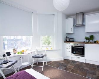 Beddoe Apartments Premier Lodge Eastleigh near Winchester and Southampton - Eastleigh - Kitchen