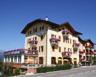 Wellness e Resort Stella Delle Alpi - Ronzone - Gebäude