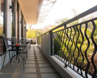 Palagan Joglo Boutique Guest House by RedDoorz - Lembang - Balkong