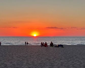 Wilderness Lodge - Manistee - Beach
