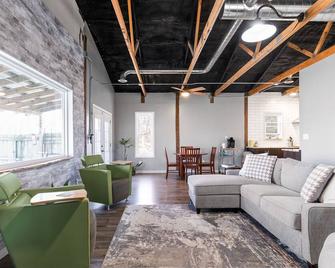 Into the woods with this unique home near Branson - Ozark - Living room