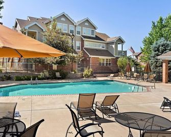 Centrally Located Two Bedroom Two Story Condo in Centennial Area - Centennial - Piscina