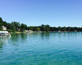 Torch Lake Village Cozy Cottage with private dock - Kewadin - Vista del exterior