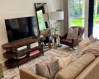 A Step Away: All New-Walk to Town & Dog Friendly - Saugatuck - Living room