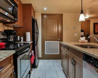 Kananaskis Getaway, 1Br. Condo in the mountains - Dead Man's Flats - Kitchen