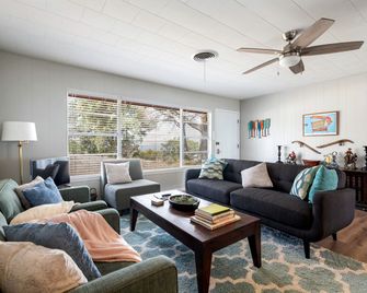 Spacious Chic Cabin With Private Yard In - Marble Falls - Living room