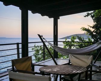 Seaside Duplex Stone Villa - Qeparo - Balcón