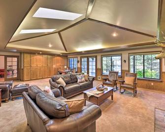 Camano Island Family House with Hot Tub and Deck! - Camano Island - Living room