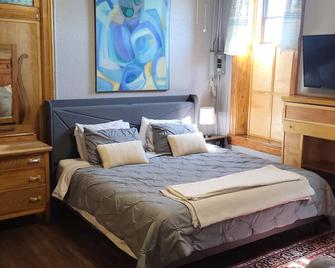 New King Bed Downtown Del Norte Apartment - Del Norte - Bedroom