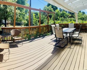 Relax & Rejuvenate in 4BR home with Hot Tub & Deck, in heart of Roseburg - Roseburg - Balcony