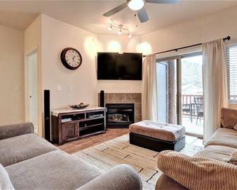 The Hightower Suite- A Luxury Top Floor Condo In The Center Of Girdwood/Alyeska! - Girdwood - Living room