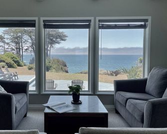 Pelican Point -- Oceanfront Blufftop on 1 Acre, Hot Tub, Dog Friendly! - Gualala - Sala de estar