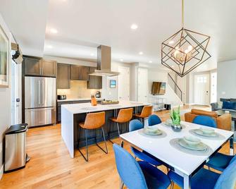 Denver Retreat with Rooftop Deck and Mountain Views - Englewood - Dining room