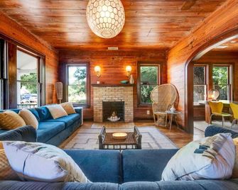 Adorable Historic Home, Super Close to UT, Moody Center, and Downtown - אוסטין - סלון