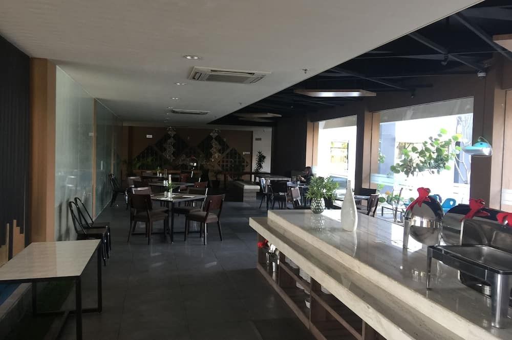 Front One Akshaya Hotel Karawang - Karawang - Restaurant