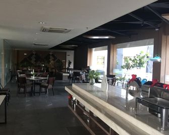 Front One Akshaya Hotel Karawang - Karawang - Restaurant
