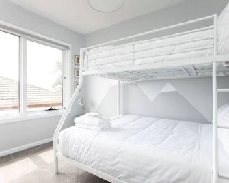 Perfect for Families & Groups: Views & Wi-Fi - South Launceston - Bedroom