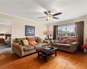 Auburn Al Game Day Condo 1 Block To Toomer's Corner War Eagle! - Auburn - Living room