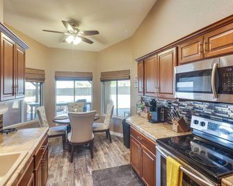 Bullhead City Oasis with Fire Pit and Mtn View! - Bullhead City - Kitchen