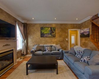 Luxuriousexecutivestrictly For Families Only4bdr Houseairportquiet - Brampton - Living room
