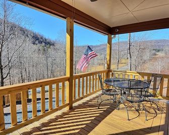Windy Mtn Dreams-Open for Bookings! Pool Table, EV Car Charger - Todd - Balcón