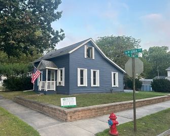Charming 2-bdrm house w WiFi, game room, & outdoor fire pit in Bay City - Bay City - Edifício