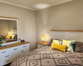 Idyllic rural location designed for the modern traveller Free WIFI - Waitara - Bedroom