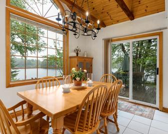 Bear Essentials Hideaway - Huntsville - Dining room