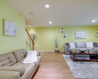 20 Mi to Downtown DC Pet-Friendly Lorton Apt! - Lorton - Living room