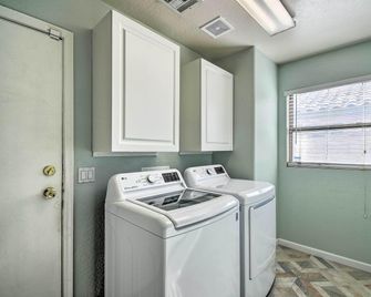 Bright Surprise Home w/ Pool, Near Spring Training - Surprise - Laundry facility