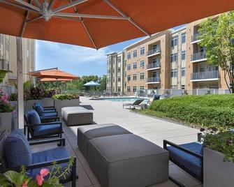 Ideal Waltham 2BR w/ Gym & W/D, near Restaurants, by Blueground - Waltham - Patio