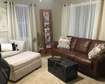 3 Bedroom Renovated Retreat! - Waterloo - Living room
