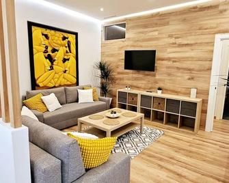 2 apartamentos juntos ideal grupos cerca Barcelona - Badalona - Sala de estar