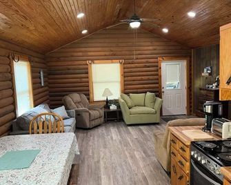 Charming 2-bedroom well equipped cabin at Lake Cumberland Marina,RussellSprings - Russell Springs - Sala de estar