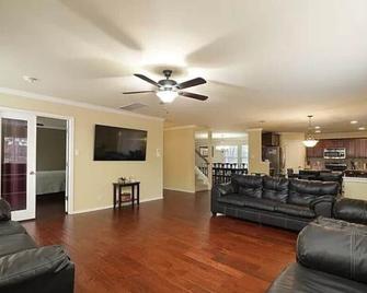 Huge spacious home great for a San Antonio Getaway! 5 min from BMT grad! - San Antonio - Living room