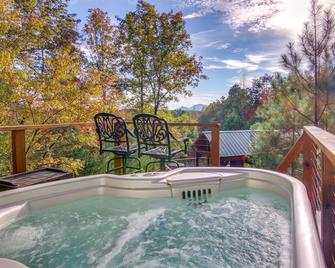 7 Mi to Lake Lure: Mill Spring Cabin w/ Hot Tub - Mill Spring - Piscina