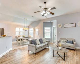 Private Office & Playground: Greenville Home - Greenville - Wohnzimmer