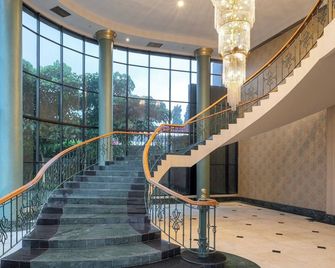 Artotel Suites Aquila - Bandung - באנדונג - מדרגות