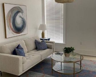 Historic 2-Bedroom in Downtown - Mount Sterling - Вітальня